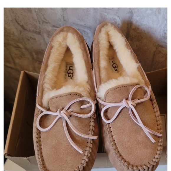 Ugg Dakota Moccasins - Picture 5 of 16